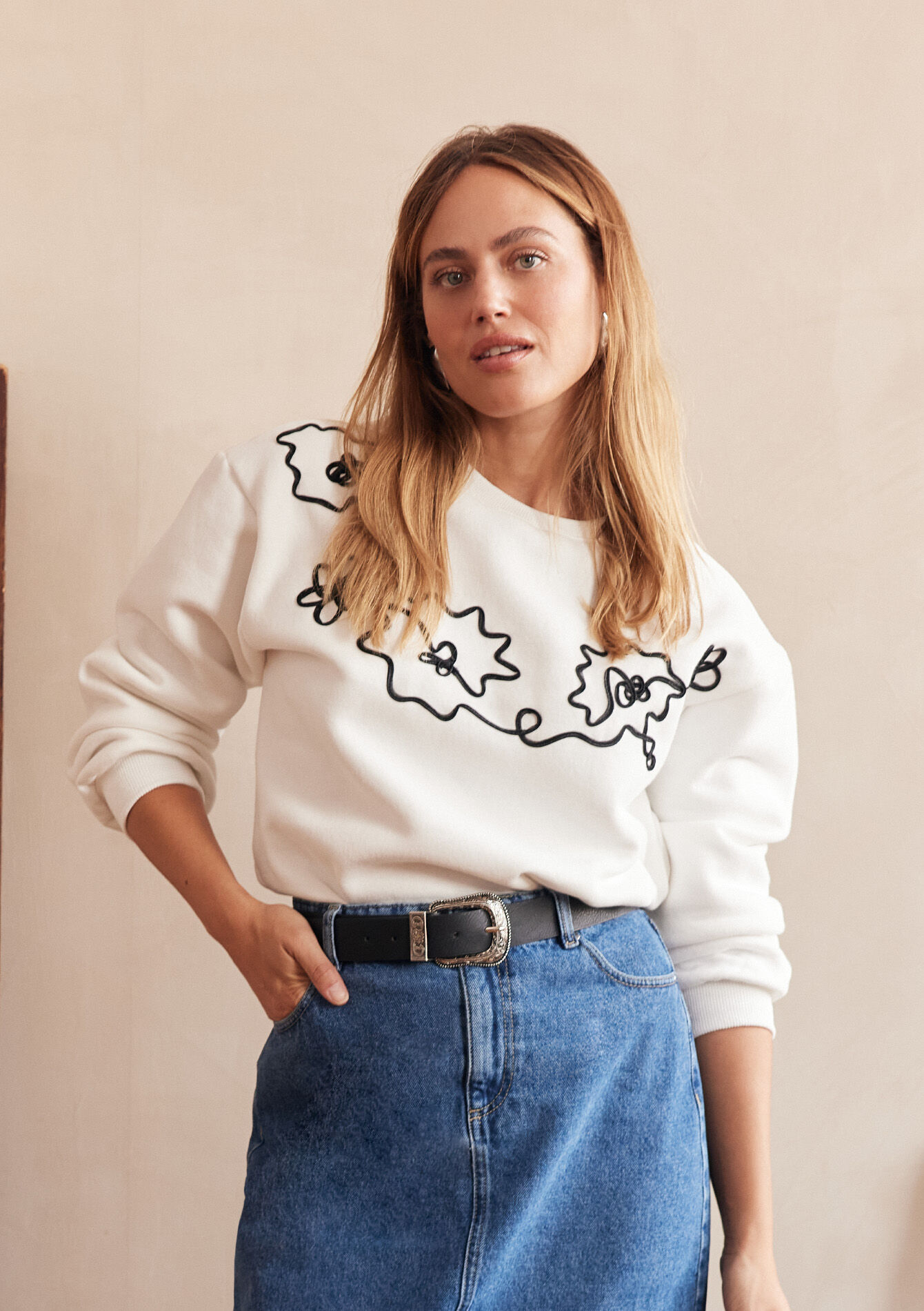 Sweatshirt with embroidered flowers, , back