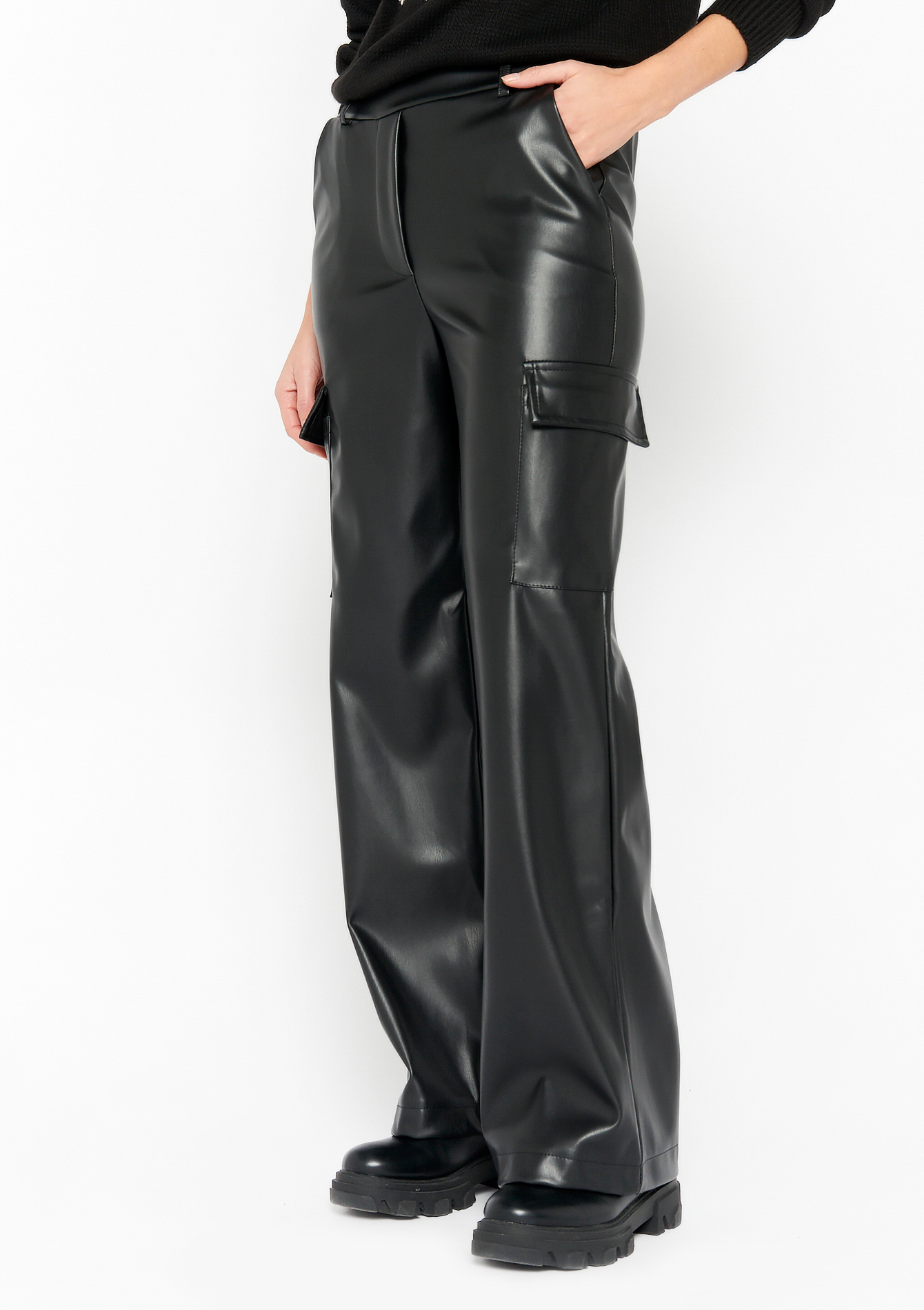 Faux-leather cargo trousers - Woman | MANGO OUTLET Mozambique