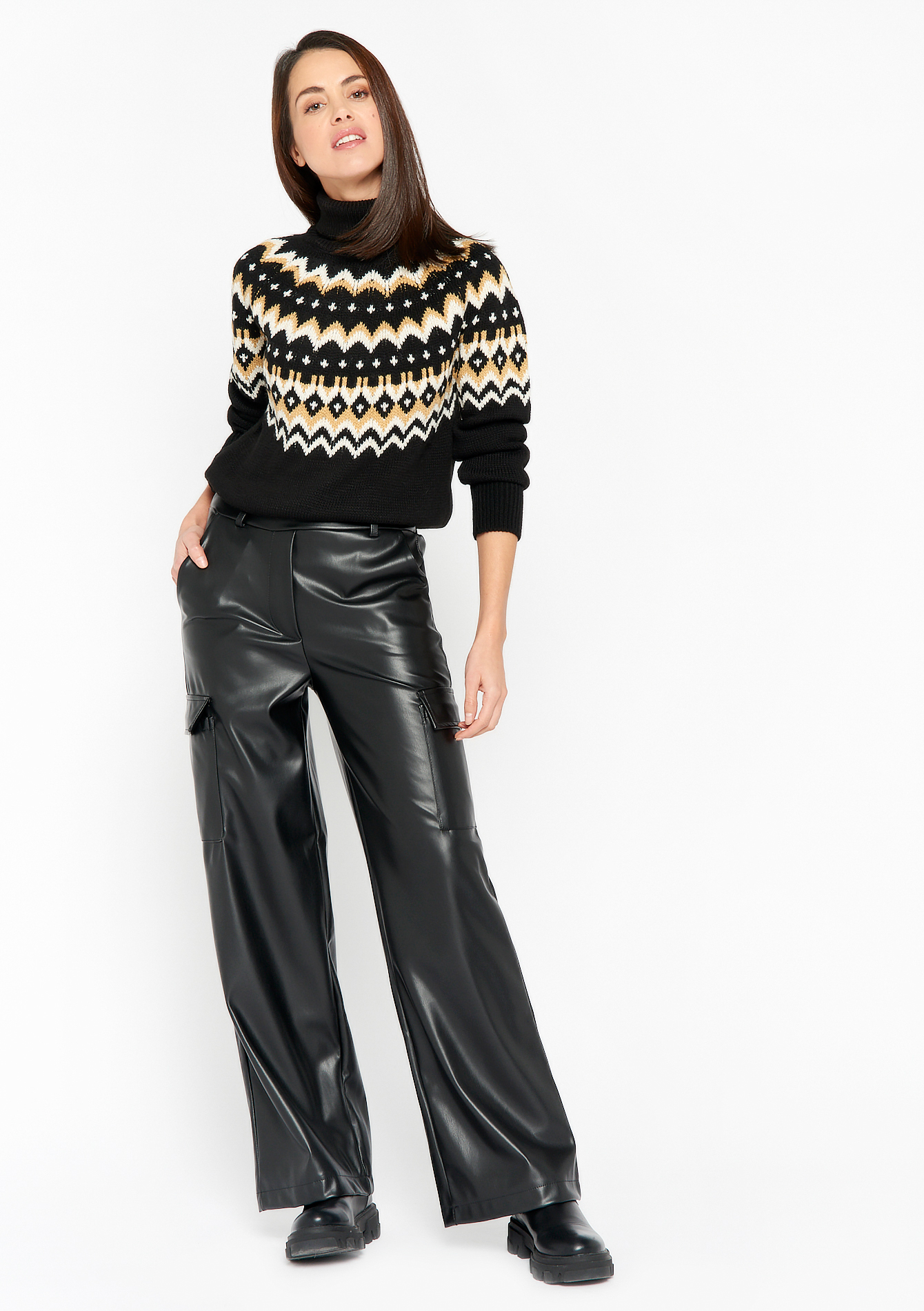 Drainpipe trousers in imitation leather | marc-cain.com/en